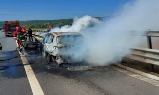O limuzină s-a făcut scrum pe Autostrada - Sebeș Turda