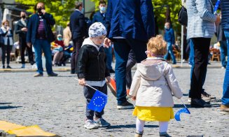 Cum a fost sărbătorită Ziua Europei la Cluj. Muzică militară și baloane colorate în Piața Unirii