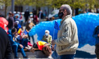 Cum a fost sărbătorită Ziua Europei la Cluj. Muzică militară și baloane colorate în Piața Unirii