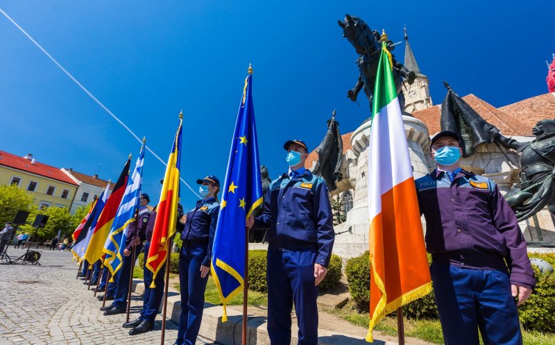 Cum a fost sărbătorită Ziua Uniunii Europene la Cluj. Muzică militară și baloane colorate în Piața Unirii
