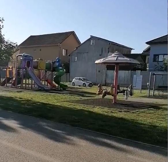 VIDEO: Șofer filmat plimbându-se cu mașina printr-un parc de joacă din Cluj-Napoca