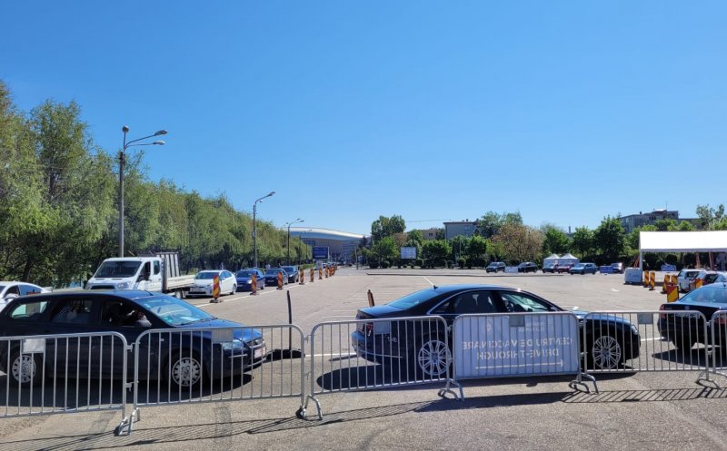Vaccinarea din mașină, un succes la Cluj. Șoferii continuă să facă cozi la centrul drive-thru