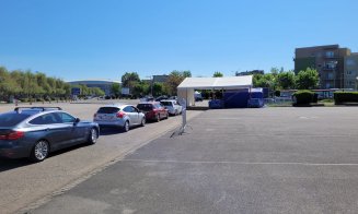 Vaccinarea din mașină, un succes la Cluj. Șoferii continuă să facă cozi la centrul drive-thru
