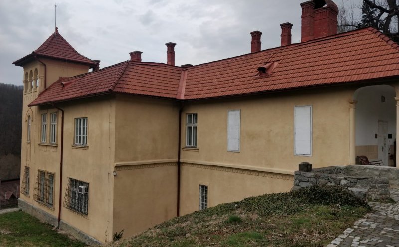 Expoziție de icoane pe sticlă, la Muzeul Memorial Octavian Goga din Ciucea