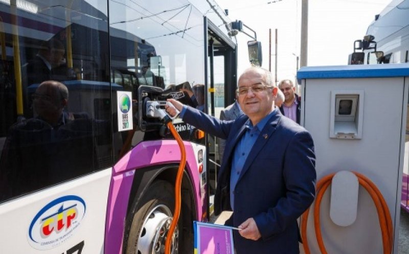 Emil Boc le recomandă şoferilor să lase maşina şi să circule cu transportul în comun. "Autobuzele sunt goale"