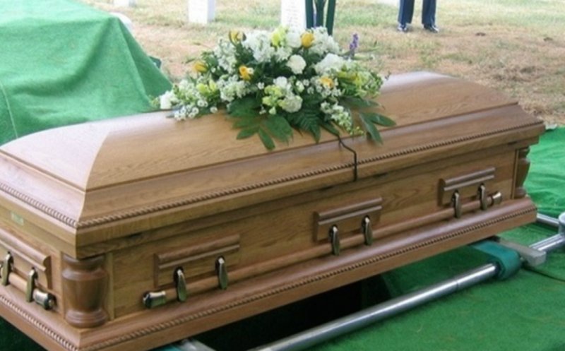 Cadavrul dintr-o capelă din România, profanat de hoți: „Am găsit-o dezbrăcată, au vrut să-i fure și dinții”
