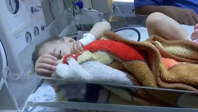 Bebelușul care a fost găsit viu, la sânul mamei moarte, în urma atacului din Gaza. Întreaga familie a murit