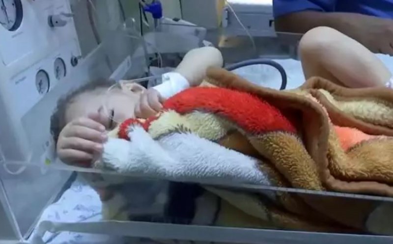 Bebelușul care a fost găsit viu, la sânul mamei moarte, în urma atacului din Gaza. Întreaga familie a murit