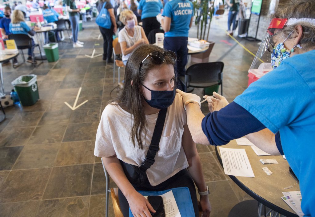 Maratonul continuă și astăzi la Cluj.  Peste 1000 de persoane vaccinate la BT Arena în 24 de ore