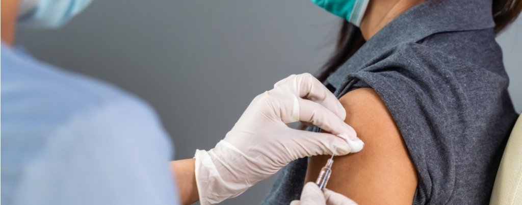 De ce poți face Covid-19 chiar dacă ești vaccinat?