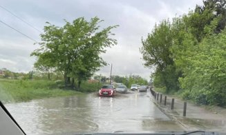 O stradă din Cluj, transformată de ploi în lac. "Sunt destui care își doresc un aquapark și iată acuma îl au"