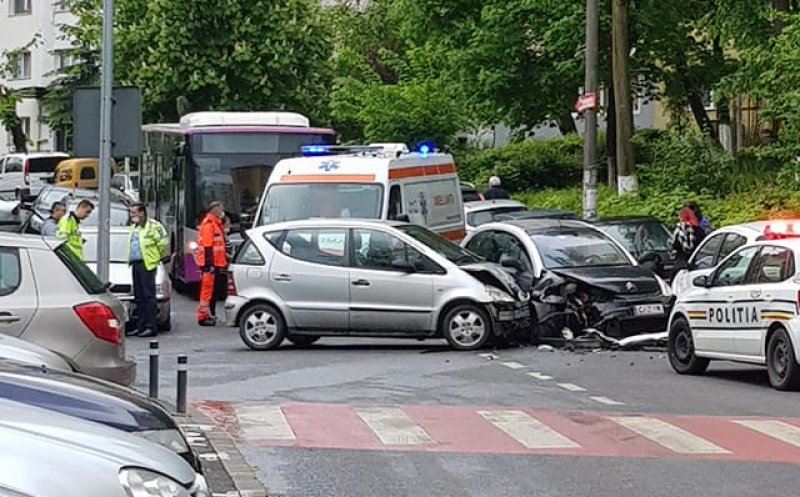 Accident pe o stradă din Mănăștur. O tânără a ajuns la spital
