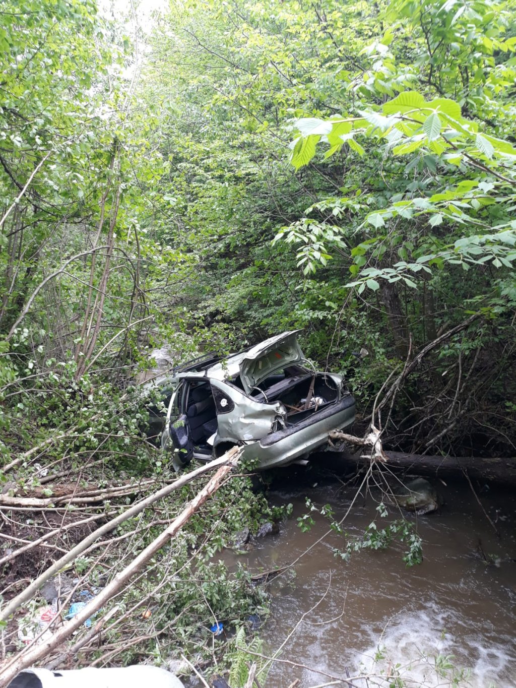 Accident Cluj. O mașină a plonjat într-un pârâu