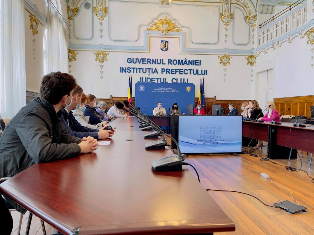 Ședință la Prefectura Cluj. Se discută despre reorganizarea spitalelor în format mixt: COVID și non-COVID