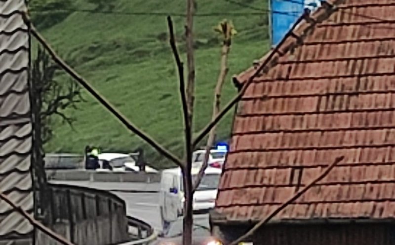 Accident la urcare pe Feleac. Una dintre mașini a ajuns în șanț/ Doi pietoni răniți