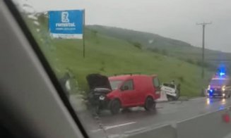 Accident la urcare pe Feleac. Una dintre mașini a ajuns în șanț/ Doi pietoni răniți