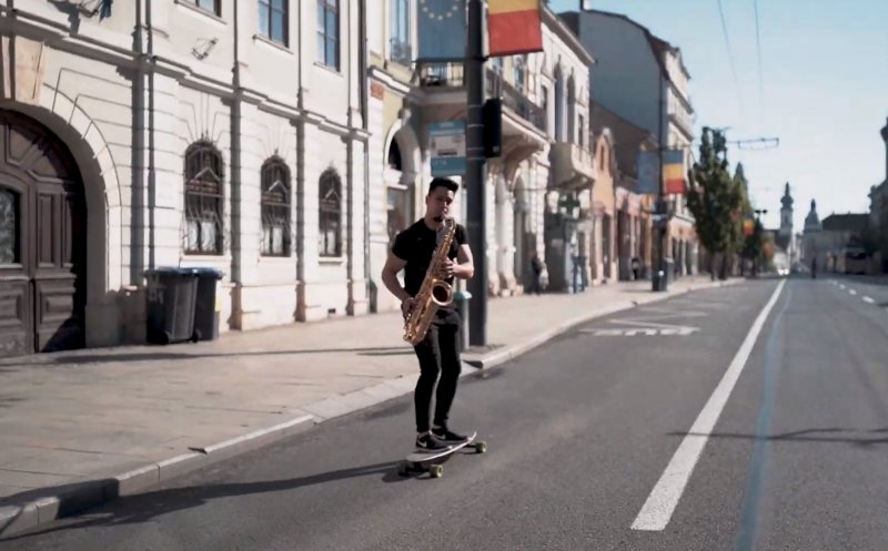 Spectaculos! Un tânăr se plimbă cu skateboardul prin Cluj-Napoca și cântă la saxofon