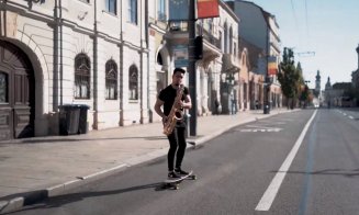 Spectaculos! Un tânăr se plimbă cu skateboardul prin Cluj-Napoca și cântă la saxofon
