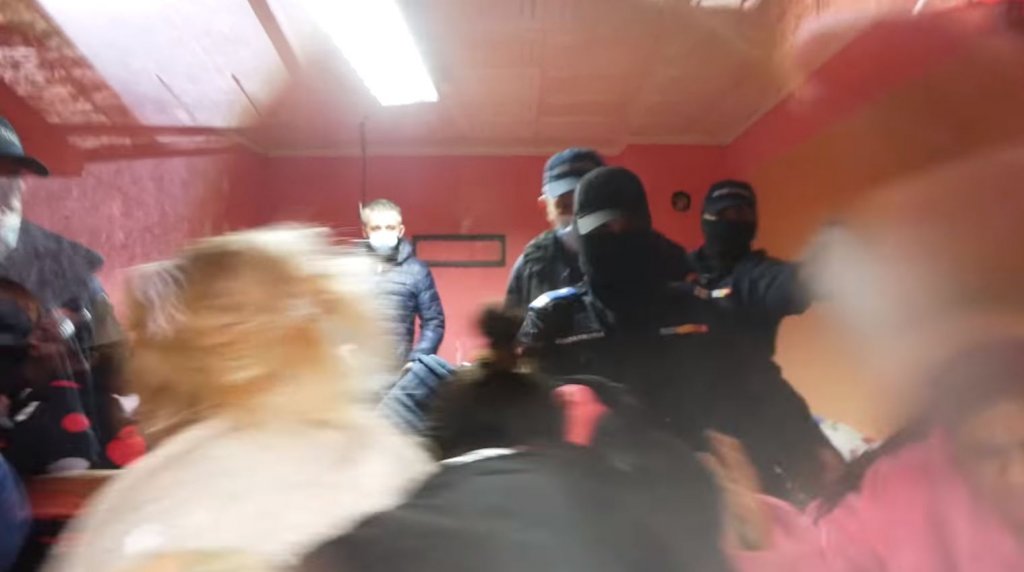 IMAGINI-ȘOC de la evacuarea cu scandal de pe Meșterul Manole. Momentul în care jandarmii scot spray-ul lacrimogen