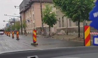 Pe ploaie se lucrează "Diferit" la Cluj-Napoca: Un km de stradă blocată pe 21 Decembrie şi o mână de muncitori cu un singur utilaj