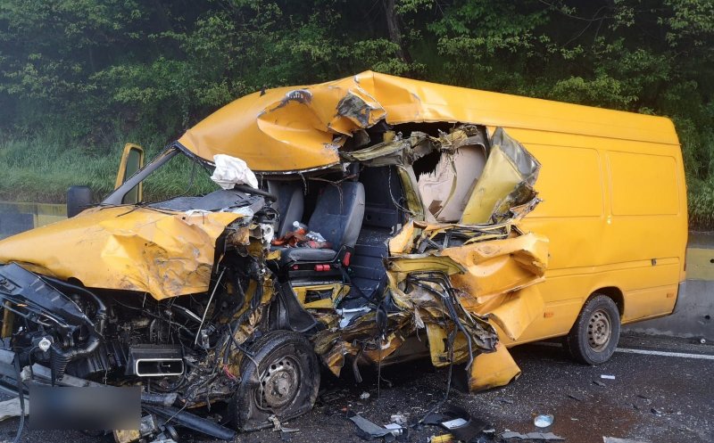 Impact violent pe DN 1, în judeţul Cluj, între o dubiţă şi un tir. Un bărbat a fost descarcerat şi a ajuns în spital