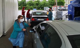 Poveste din centrul drive-thru din Cluj. Cum a oprit o asistentă mașinile-n trafic pentru a nu se pierde nicio doză