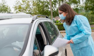 Secretarul de stat Hegedus Csilla și viceprimarul Olah Emese, voluntare la drive-thru în Cluj-Napoca
