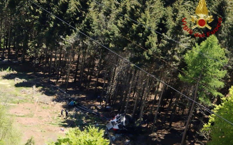 Cel puțin 13 morți în Italia, după ce o cabină de teleferic s-a prăbușit de la înălțime/ MAE: Nu există români printre victime