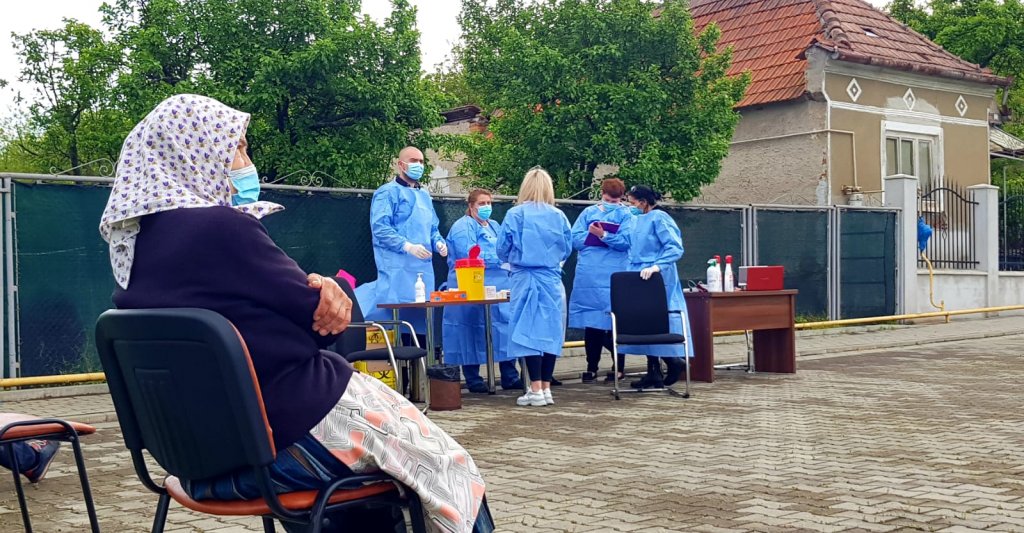 Scade numărul de vaccinări. Pentru unii vaccinul este la distanță, nu a ajuns pe strada lor. Urmează campania "Oraşul vaccinează satul"