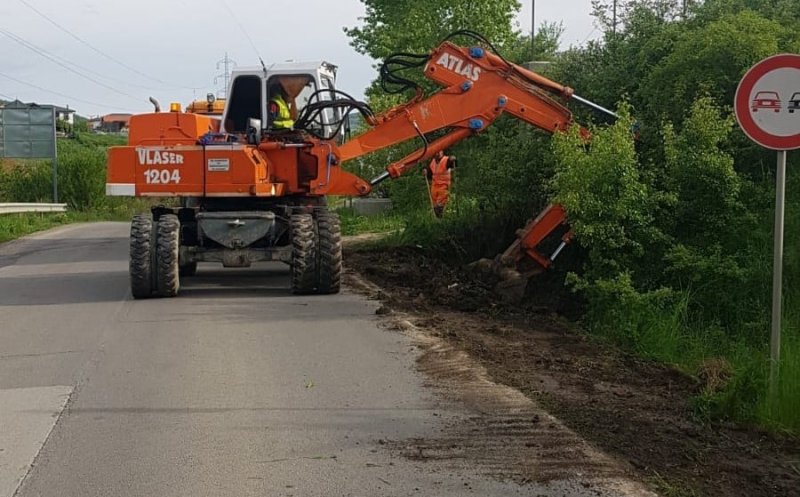 Lucrări de întreținere pe un drum județean din Cluj. Se va turna și asfalt