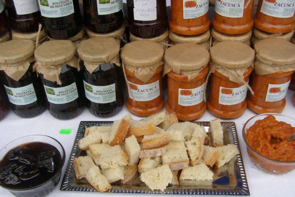 Păsulă cu hospă, gușă fiartă cu boia sau cocoradă cu brânză de oaie. Târg culinar la USAMV