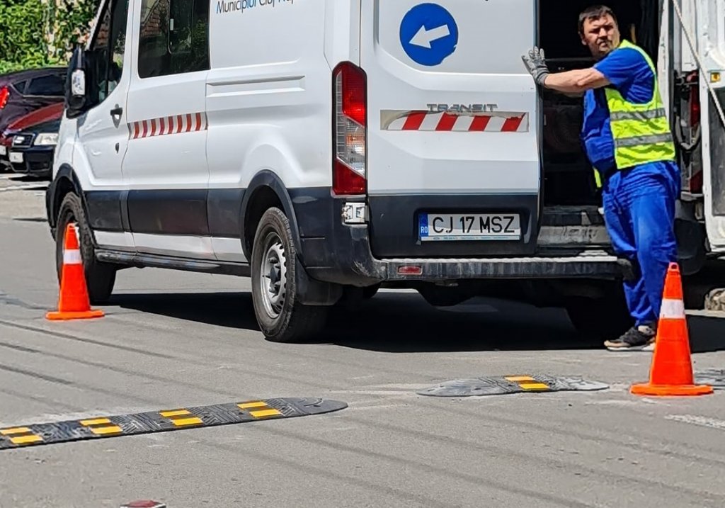 Au răsărit noi limitatoare de viteză în Cluj-Napoca: "Ce tot limitaţi măi, doar nu conducem trotinete... Şi ăia ne depăşesc mai nou"