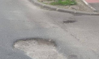 Crater în asfalt, în centrul Clujului. "În alte țări din Europa o groapă semnalată, se repară în cel mult 24 de ore!"
