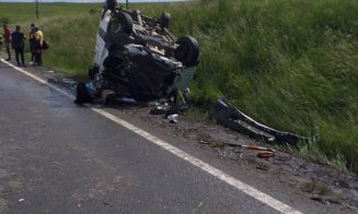 Microbuz răsturnat la Cluj. Opt persoane rănite/ S-au solicitat mai multe ambulanțe