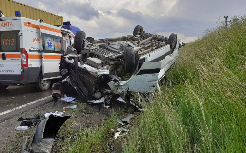 Microbuz răsturnat la Cluj. Opt persoane rănite/ S-au solicitat mai multe ambulanțe