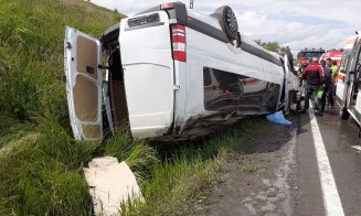 Microbuz răsturnat la Cluj. Opt persoane rănite/ S-au solicitat mai multe ambulanțe