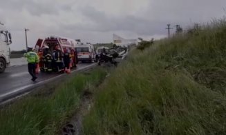 Microbuz răsturnat la Cluj. Opt persoane rănite/ S-au solicitat mai multe ambulanțe