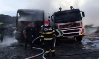 Două autocamioane s-au făcut scrum într-o parcare din Cluj. De la ce a pornit incendiul
