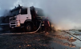 Două autocamioane s-au făcut scrum într-o parcare din Cluj. De la ce a pornit incendiul
