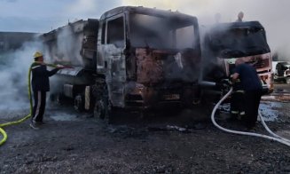 Două autocamioane s-au făcut scrum într-o parcare din Cluj. De la ce a pornit incendiul