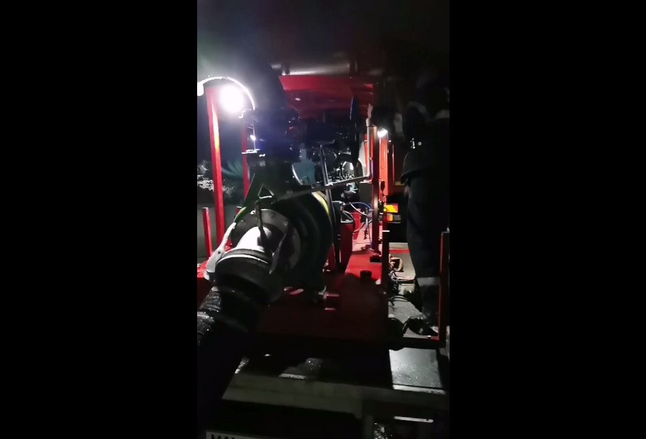 S-a adunat apă cât pentru un lac pe un şantier din Cluj-Napoca. Pompierii au muncit toată noaptea pentru evacuarea apei