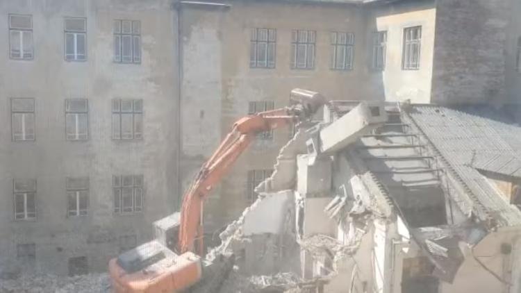 Demolarea clădirii Prodvinalco, unde a funcţionat H33 cu Omul Cosmos, poluează zona cu azbociment cancerigen
