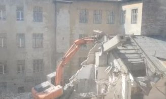 Demolarea clădirii Prodvinalco, unde a funcţionat H33 cu Omul Cosmos, poluează zona cu azbociment cancerigen