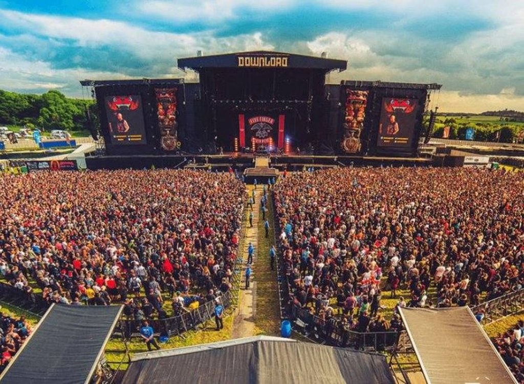 Festival-test cu 10.000 de persoane, fără mască sau distanţare socială. Ce condiţii trebuie să respecte