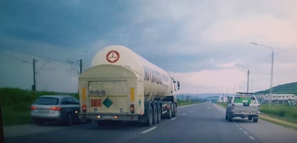 Șoferi kamikaze. Depășire-șoc pe un drum din Cluj