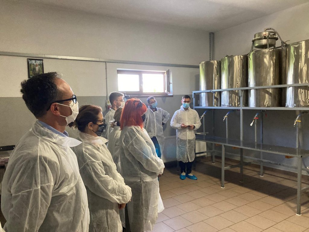 Fermierii clujeni, convocați de ministerul agriculturii la fabrica de ulei din Luncani