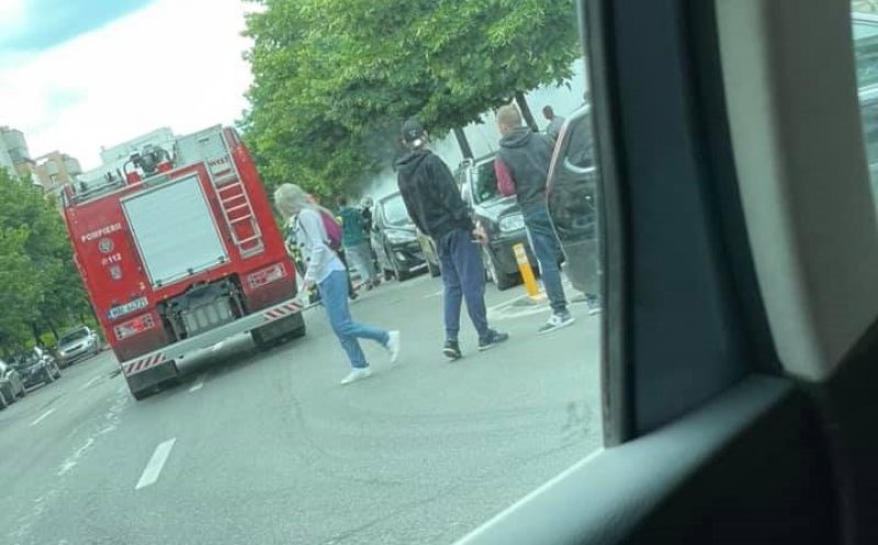 O mașină a luat foc pe Dorobanților. Pompierii, intervenție de urgență