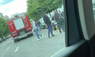 O mașină a luat foc pe Dorobanților. Pompierii, intervenție de urgență