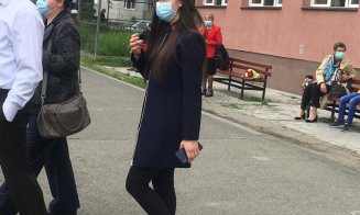 Gaudeamus Igitur cu distanţare în curţile şcolilor unde elevii de a XII-a îşi iau rămas bun de la liceu