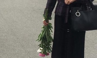 Gaudeamus Igitur cu distanţare în curţile şcolilor unde elevii de a XII-a îşi iau rămas bun de la liceu